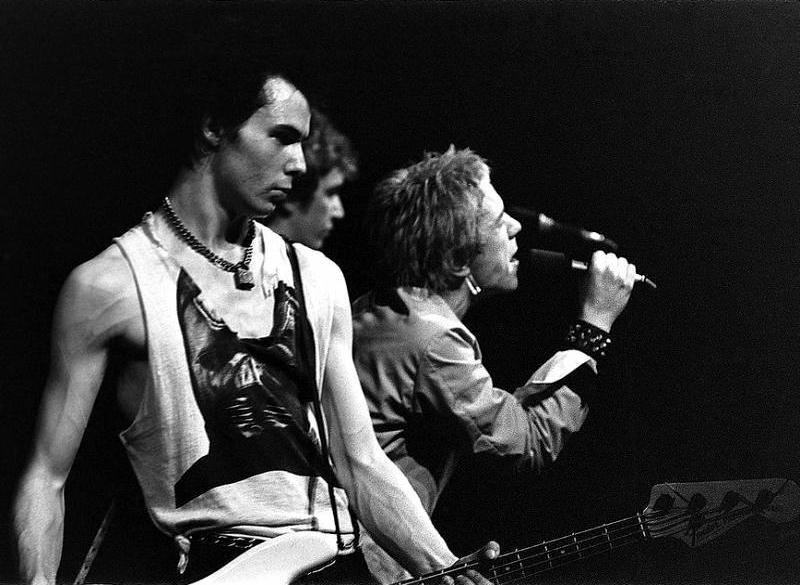 Die Band Sex Pistols 1977 auf der Bühne (schwarz/weiß Foto) – jetzt bringen sie „God Save The Queen“ neu heraus.