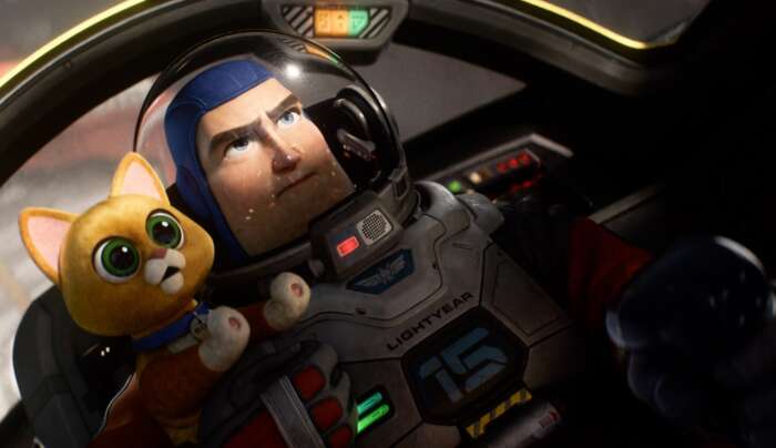 Ein Video-Still mit Buzz Lightyear und der niedlichen, orangen Robo-Katze Sox, die mit in seinem Cockpit sitzt, ist zu sehen.