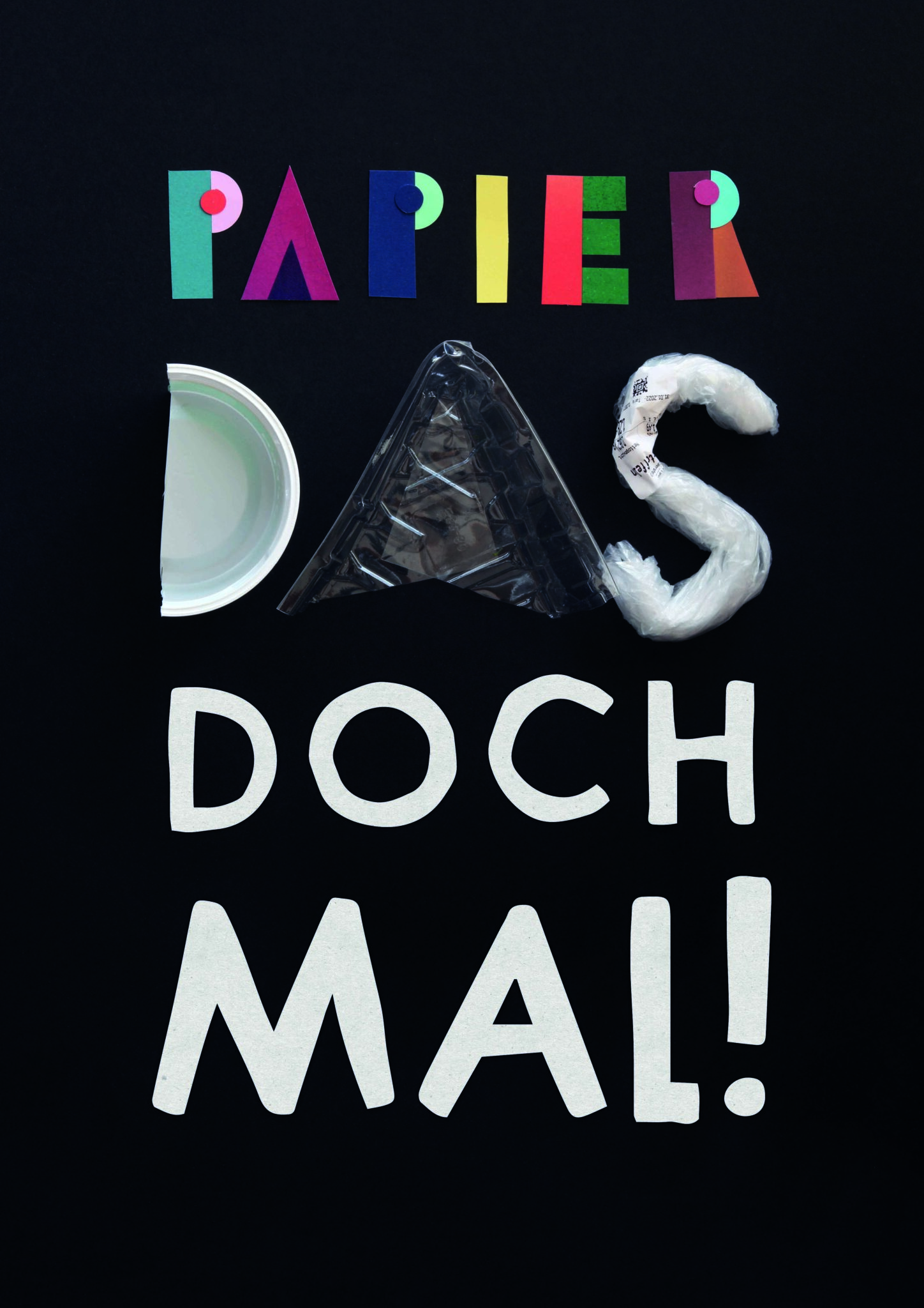 Ein Plakat mit der bunten Aufschrift „Papier das doch mal“ ist zu sehen, wobei das Wort „das“ aus Plastikmüll besteht.