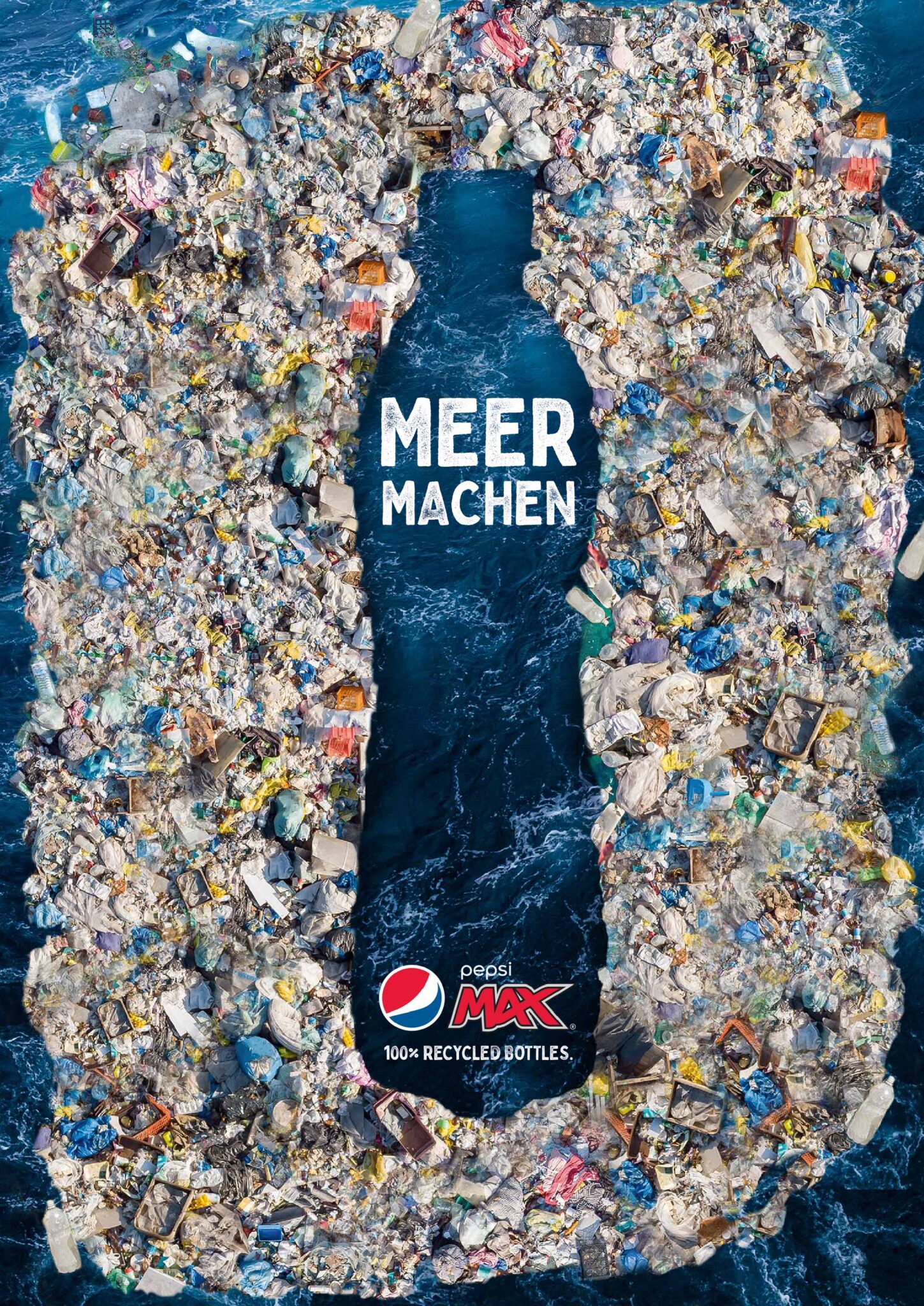 Zu sehen sind tausende im Meer treibende Plastikflaschen, die in ihrem Zentrum ein großen Loch in Form einer Pepsi-Flasche formen. Darin steht „Meer“ machen (mit Doppel-e).
