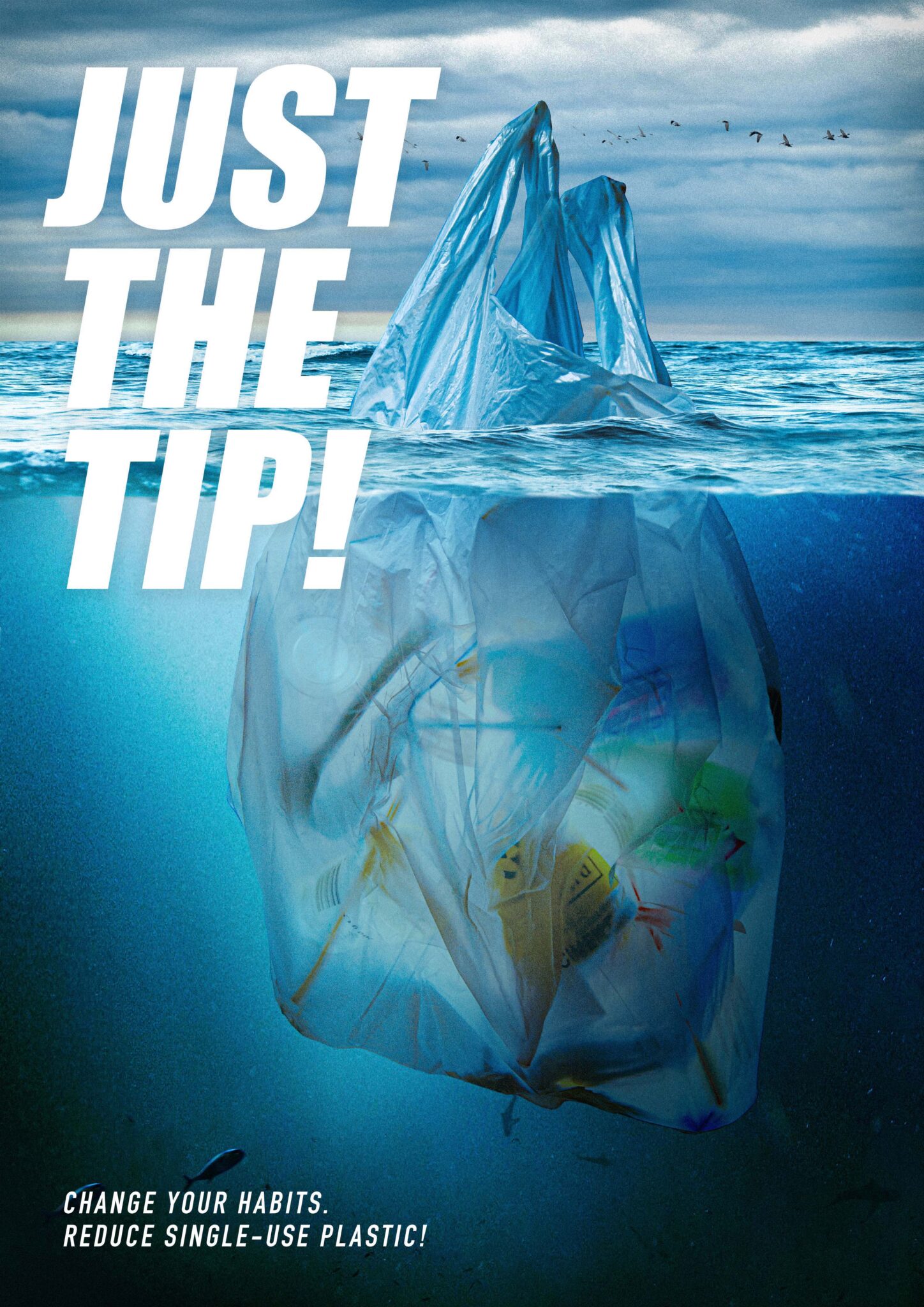 Zu aehen ist eine mit Müll gefüllte Plastiktüte, die im Meer schwimmt und wie ein Eisberg aus dem Wasser ragt. Darüber steht „Just the Tip!“