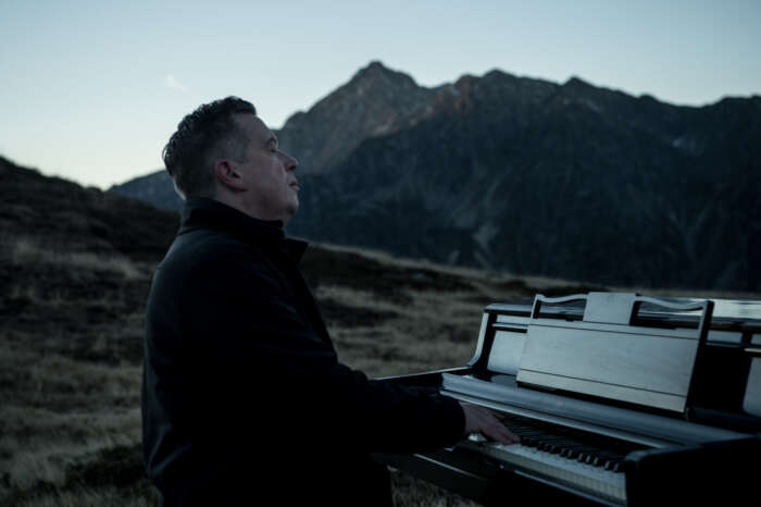 Dirk Maassen am Klavier in den Bergen