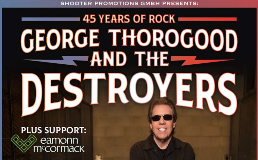 Zu sehen ist das Werbebanner zur Tour von George Thorogood & The Destroyers. Unter dem Bandnamen grinst George Thorogood in die Kamera, er trägt eine Sonnenbrille.