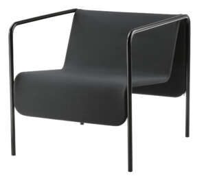 „IKEA/Swedish House Mafia“-Kooperation: Man sieht einen schwarzen Sessel, die Beine und Armbeugen bestehen jeweils aus einem auf dem Kopf stehenden, u-förmigen Metallgerüst. die Sitzfläche und Lehne gehen ineinander über.