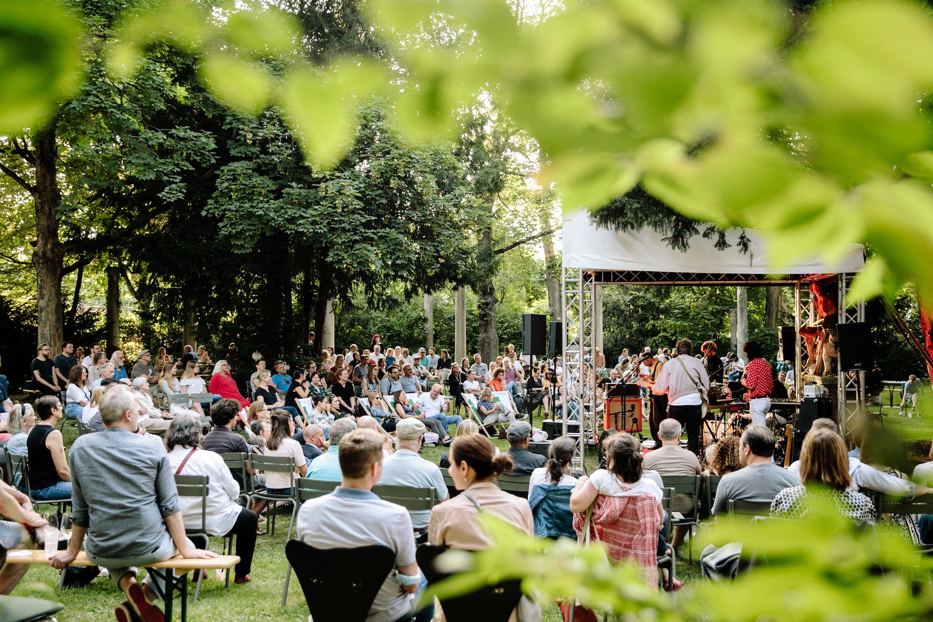 Sommerkonzerte in Frankfurt: Blick auf die Bühne im Garten des Liebighauses.