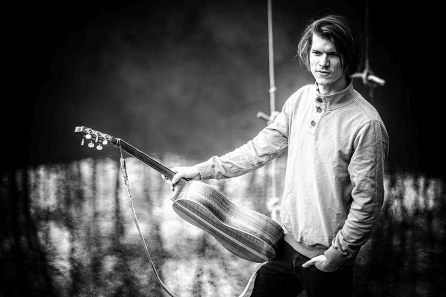 Lukas Reiner mit „Routine“: Zu sehen ist ein Schwarz-weiß-Foto von Lukas reiner mit seienr Gitarre.