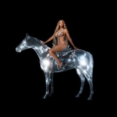 Beyoncé auf einem durchsichtigen Pferd.
