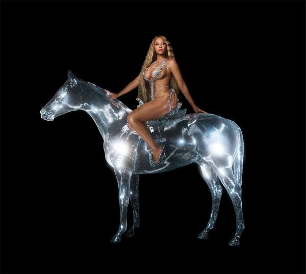 Das Cover zu Beyoncés Album „Renaissance“: Beyoncé sitzt auf einem spektralen, leuchtenden Pferd.