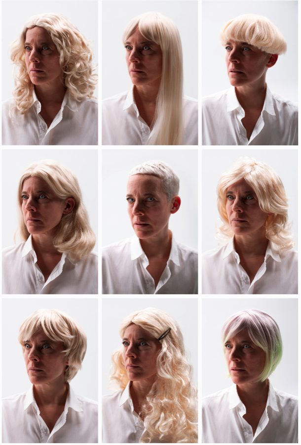 Eine Frau mit blonden Haaren