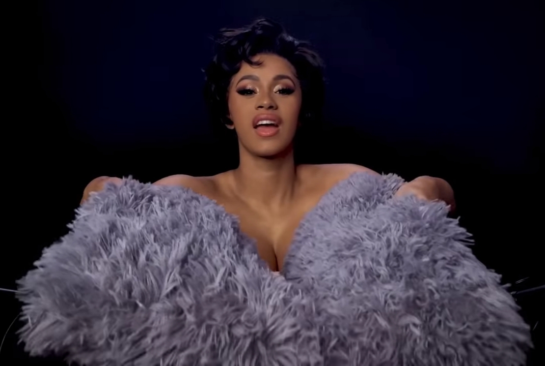 Cardi B bei einem Interview mit Vouge Taiwan, bals: Kollaboration mit Lil’ Kim.