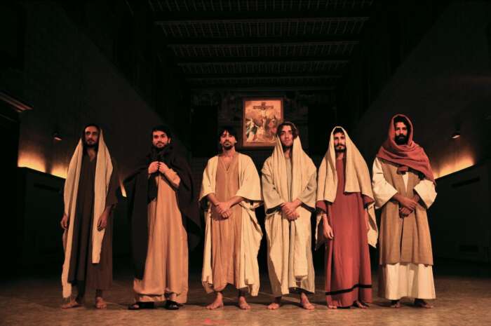 Eine Gruppe Männer ist als Jesus verkleidet.