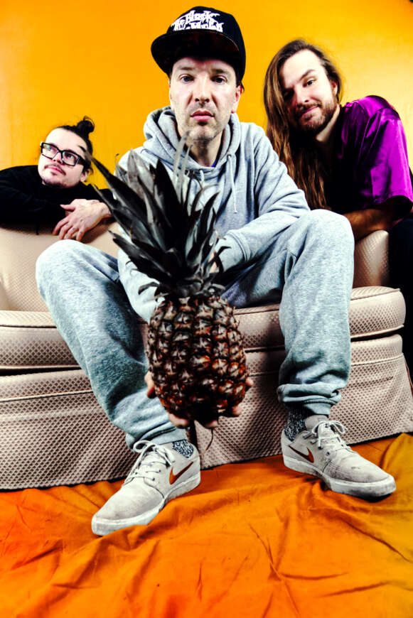 Gruppenportrait Das Pack mit Ananas