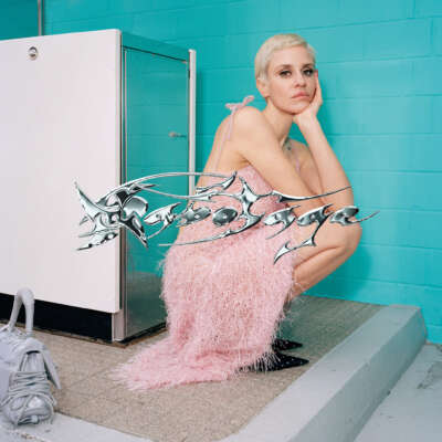 Albumcover zu „6abotage“: Dillon in einem pinken Kleid vor einer türkisfarbenen Wand.