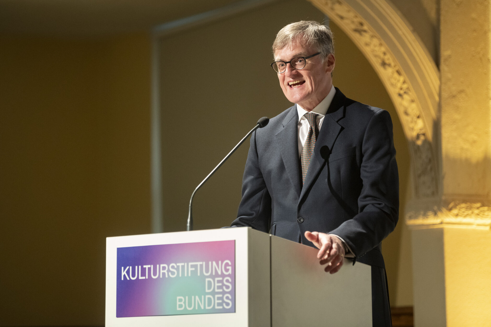 Der neue Leiter der documenta 2022 Alexander Farenholtz bei einer Rede der Kunststiftung des Bundes.