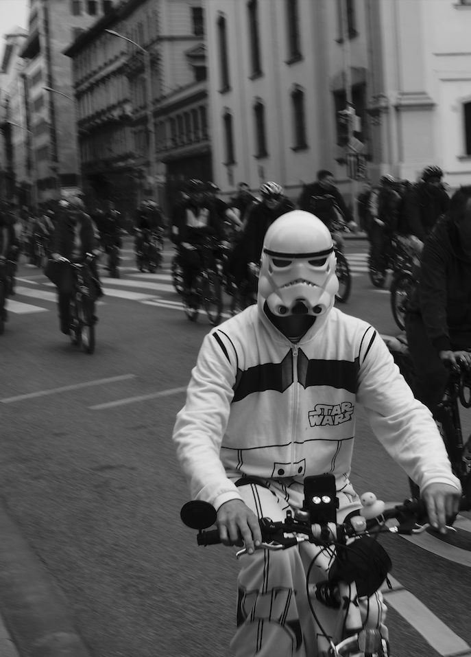 Ein Mann auf einem Fahrrad mit einer Star-Wars-Maske