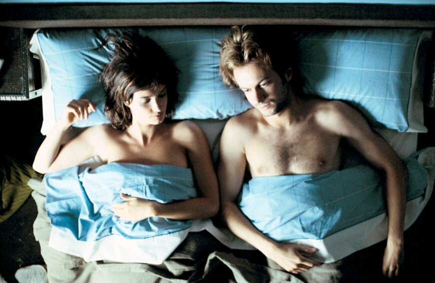 Still aus „Lucía und der Sex“: Lucía und Lorenzo liegen nebeneinander im Bett.