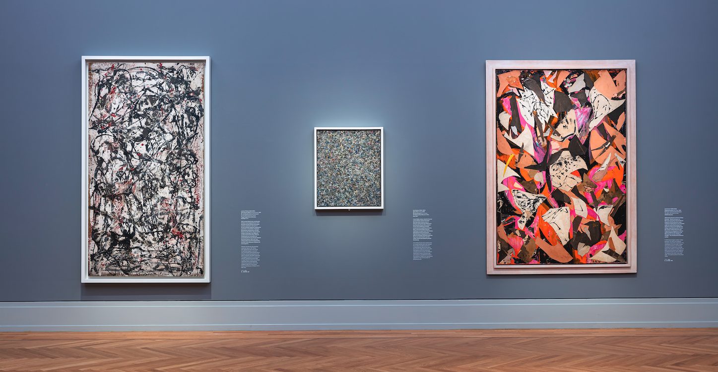 Foto eines Ausstellungsraums in einem Museum mit Gemälden an der Wand