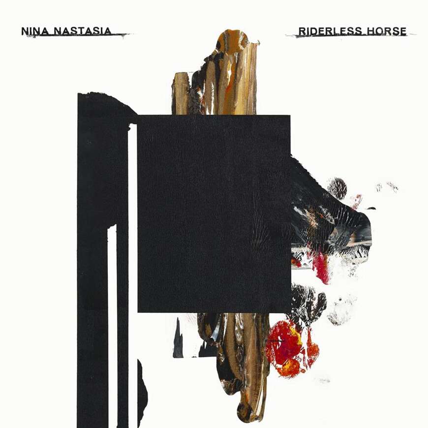 Nina Nastasias Albumcover ist ein abstraktes Bild mit goldenen, roten und grünen Farbflecken, die überdeckt sind von einem schwarzen Rechteck.