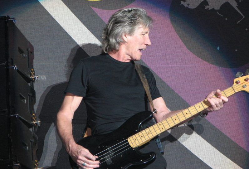 Roger Waters auf der Bühne mit einer Gitarre in der Hand.