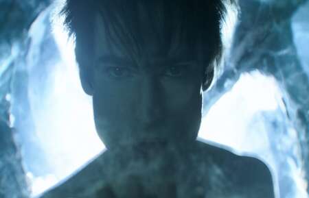 Still aus „Sandman“: Morpheus (Tom Sturridge) pustet Sand in die Kamera.