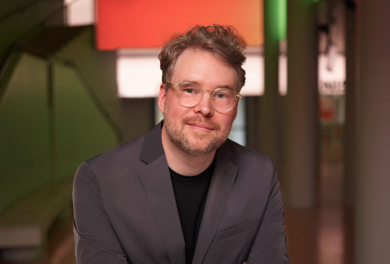 Ein Mann mit Brille guckt in die Kamera