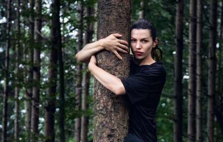 Pressefoto von Soap&Skin alias Anja Plaschg, auf dem sie einen Baum umarmt.