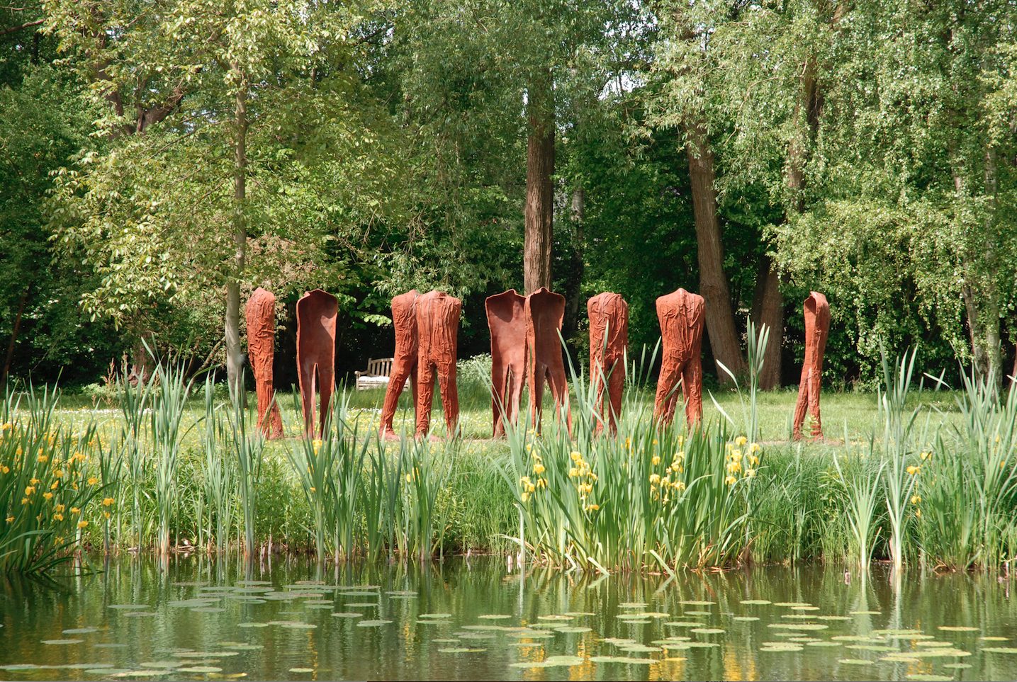 Mehrere Skulpturen an einem See