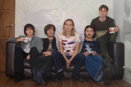 Alle Bandmitglieder von Sorry sitzen auf einer Couch.