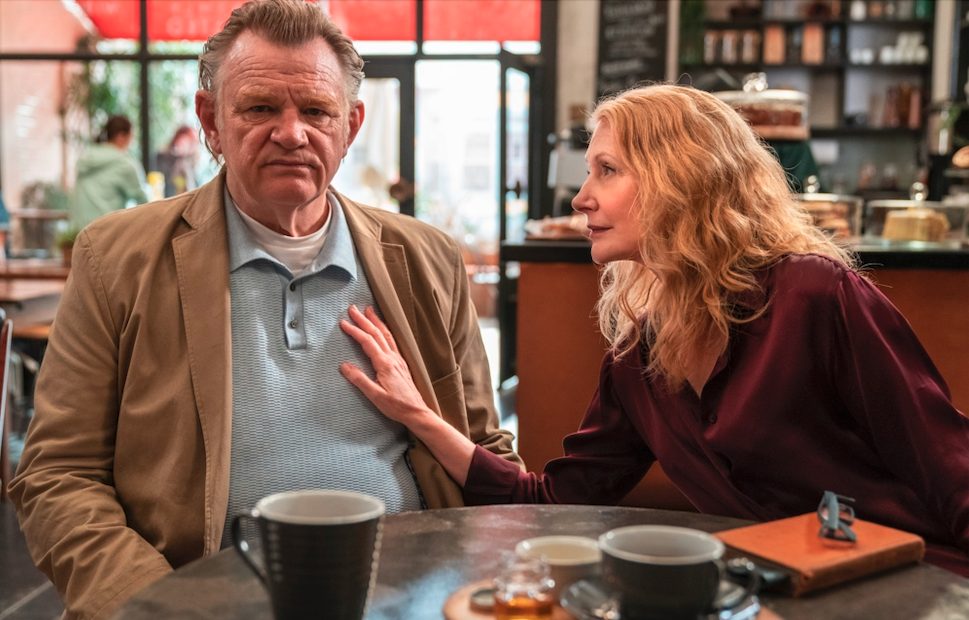 State of the Union – Staffel 2. Zu sehen: Ellen (Patricia Clarkson) und ihr Mann Scott (Brendan Gleeson) im Café.