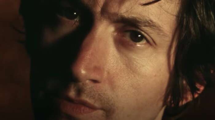 Screenshot von Alex Turner aus dem Video zum Arctic-Monkeys-Song „There’d better be a Mirrorball“.