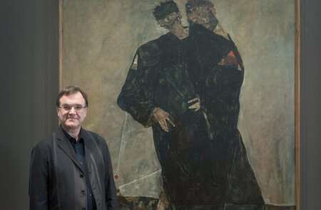 Psychotherapeut Diethard Leopold, Sohn der Kunstsammler Elisabeth und Rudolf Leopold, vor dem Gemälde "Die Eremiten" von Egon Schiele