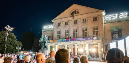 24.08.2022 / Kustfest Weimar Eröffnung auf dem Theaterplatz / Sigalit Landau »Der Olivenhain« / Foto: Henry Sowinski