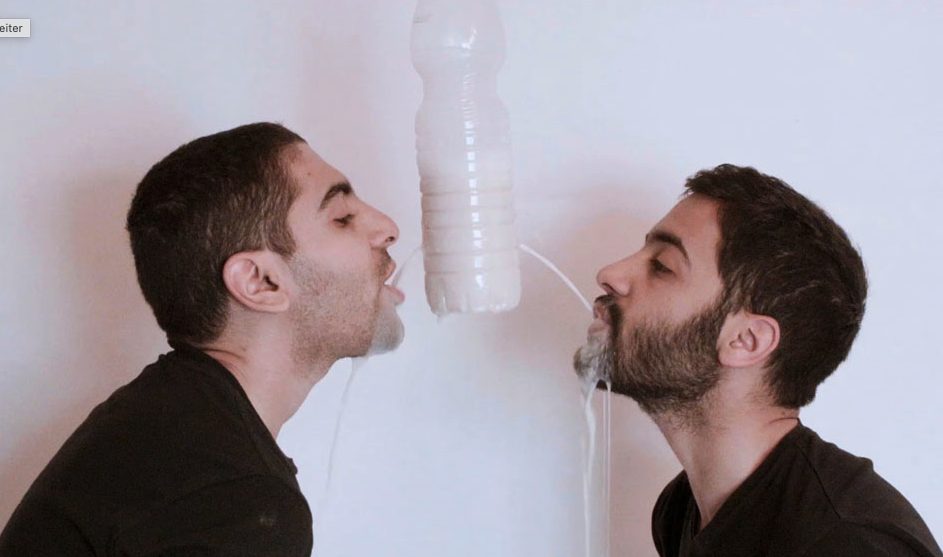 Wir Männer trinken aus einer Milchflasche, die Löcher hat