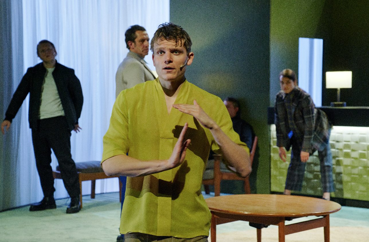 Ein Mann auf einer Theaterbühne