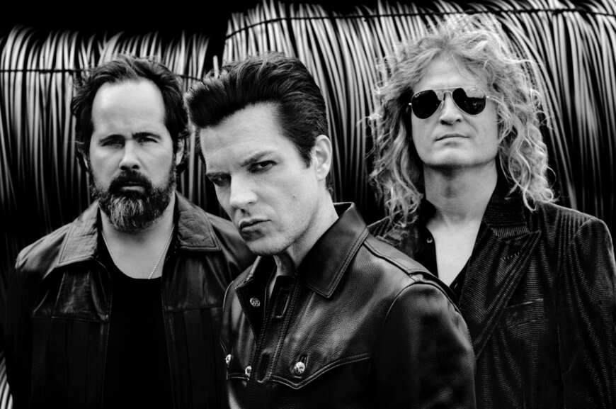 The Killers neuer Song: Man sieht die drei Musiker in s/w, sie schauen neutral.