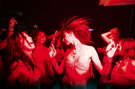 TV-Tipp "Der Nachtmahr": Man sieht ein paar Jugendliche im Club tanzen, das Licht ist rot.