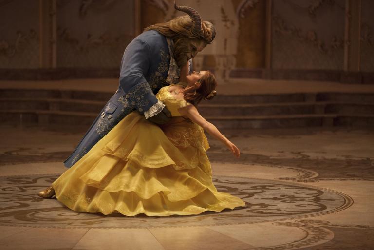 TV-Tipp „Die Schöne und das Biest“: Man sieht Dan Stevens als Biest (l.) und Emma Watson als Belle, sie tanzen und tragen aufwendige Kleidung