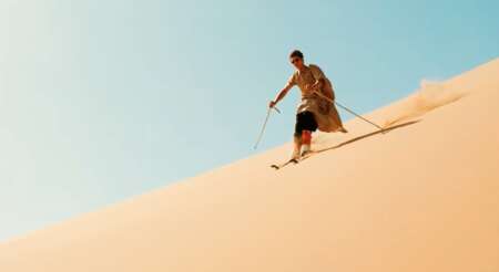 TV-Tipp „Exit Marrakech“: Man sieht Samuel Schneider als Ben, der auf einer Sanddüne Ski fährt.