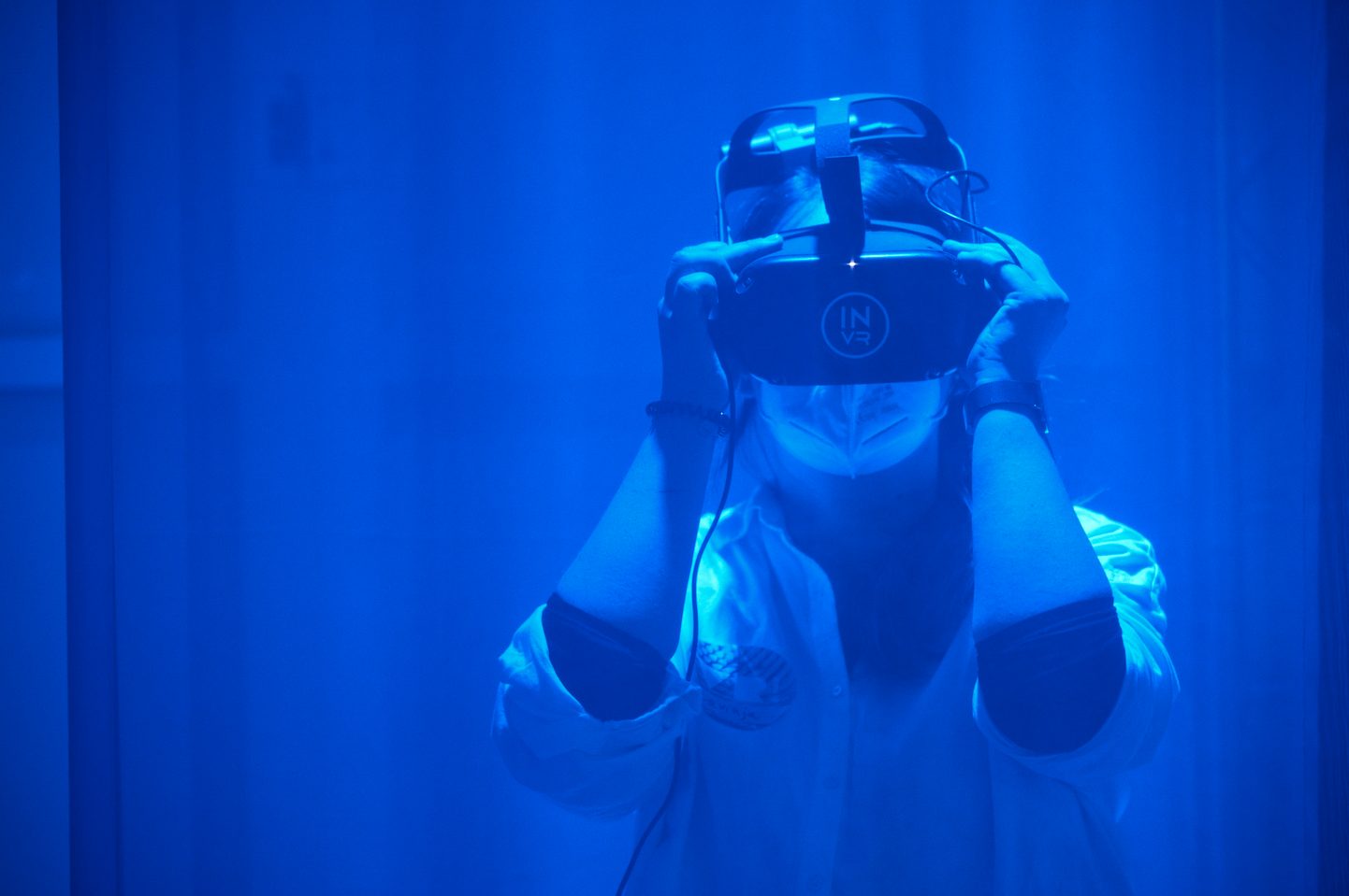Eine Frau mit einer Virtual-Reality-Brille