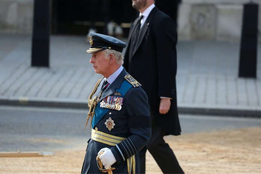 "ZDFzeit: König Charles III. - Die Zukunft der Windsors": König Charles in Uniform läuft eine Straße entlang.