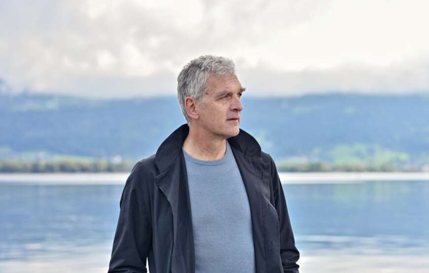 "Der Kommissar und der See - Liebeswahn": Robert Anders (Walter Sittler) steht am Ufer eines Sees. Er blickt ins Leere.