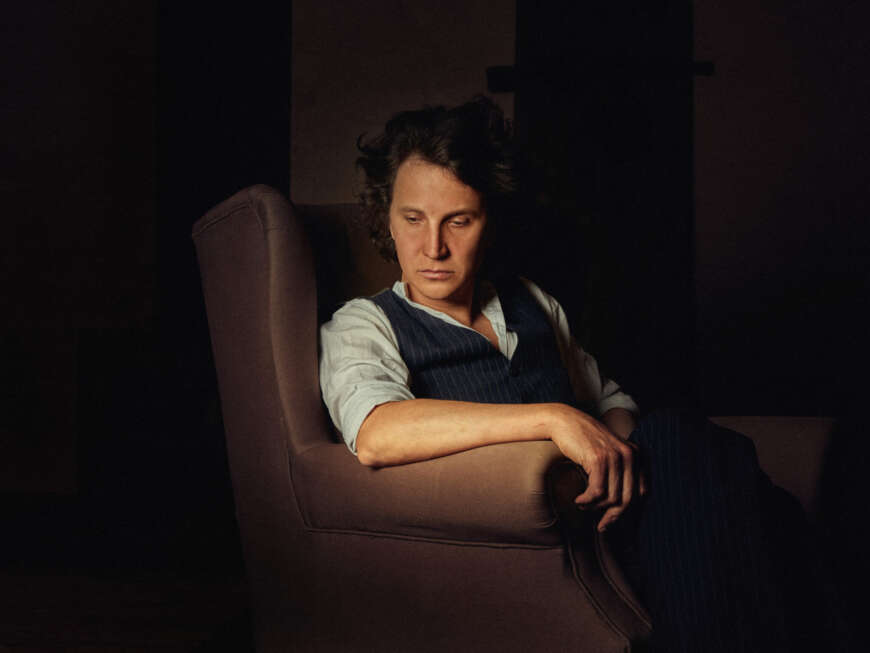Portraitfoto Felix Meyer im Sessel sitzend
