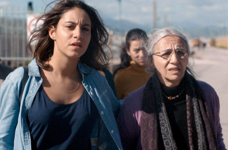 Still aus „Im Feuer – Zwei Schwestern“: Rojda (Almila Bagriacik, li.) findet ihre Mutter (Maryam Boubani, re.) in einem griechischen Flüchtlingslager.