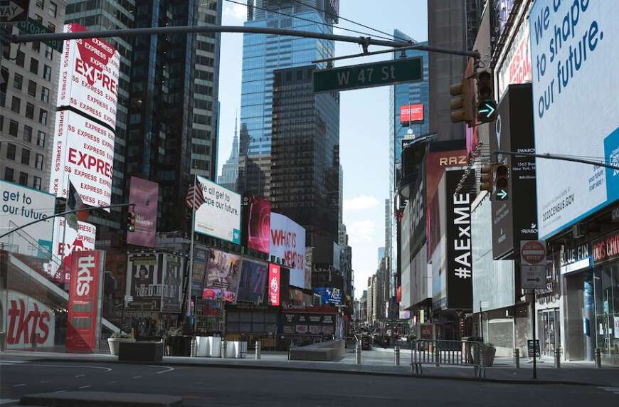 Still aus „New York kämpft gegen die Pandemie“, das die leeren Straßen der Stadt zeigt.