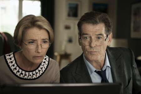 "Wie in alten Zeiten": Kate (Emma Thompson) und Richard (Pierce Brosnan) sitzen nebeneinander vor dem Computer und starren auf den Bildschirm.