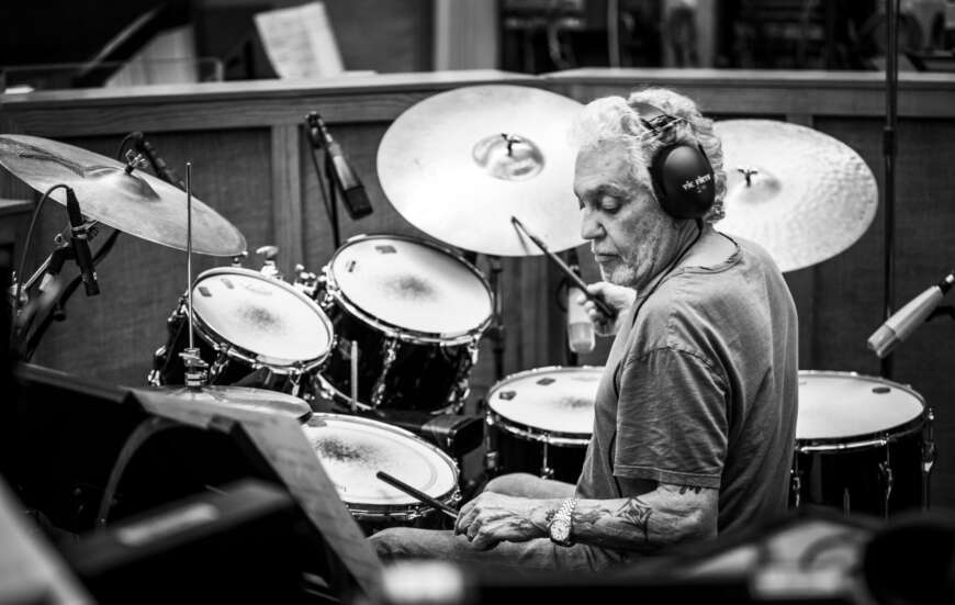 Steve Gadd am Schlagzeug sitzend