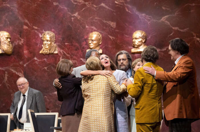 Operndarsteller auf der Bühne umarmen sich