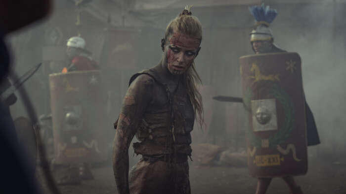 Thusnelda (Jeanne Goursaud) kämpft auch in der 2. Staffel der Serie „Barbaren“ gegen die Römer.
