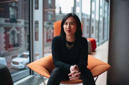 Portraitfoto Celeste Ng, die mit „Unsre verschwundenen Herzen“ im November auf Lesereise geht