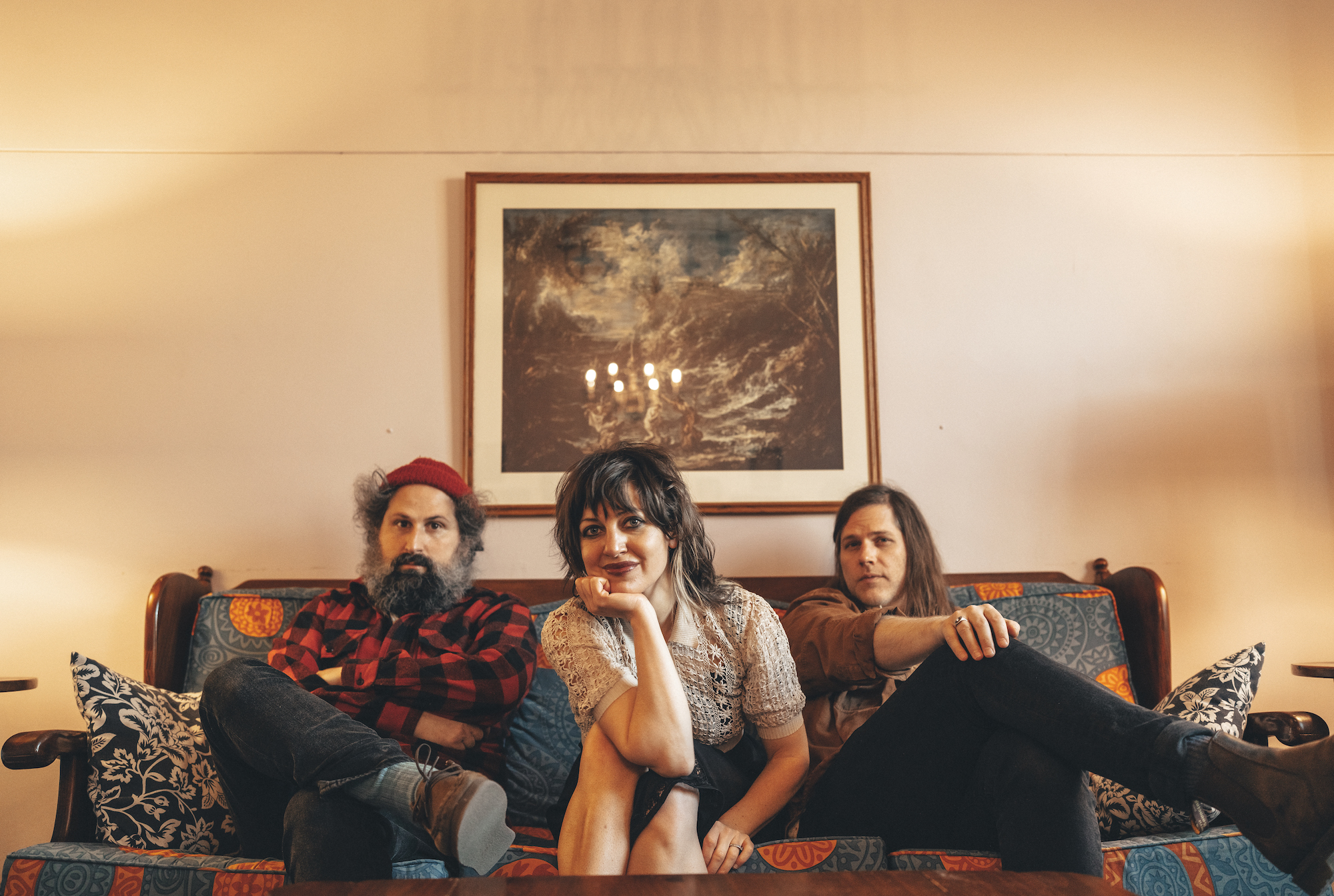 Gruppenfoto Bonny Light Houseman auf dem Sofa sitzend